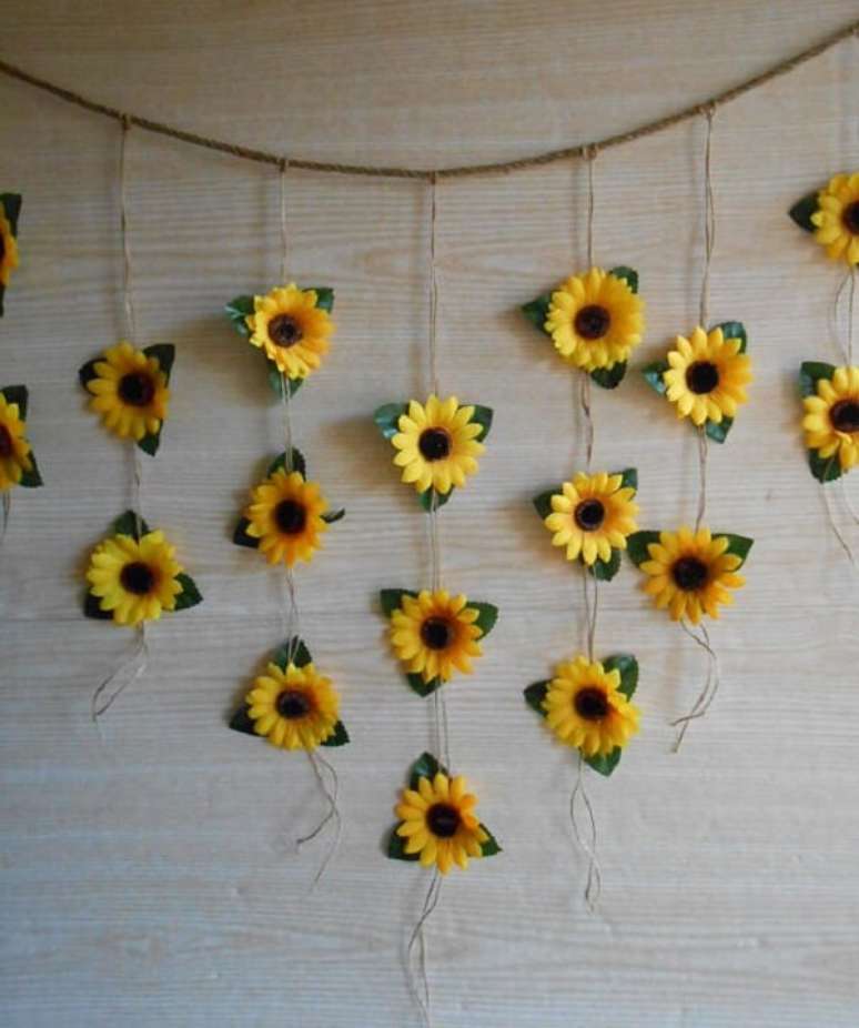 47. Cortina simples feita com flores para festa tema girassol. Fonte: Pinterest