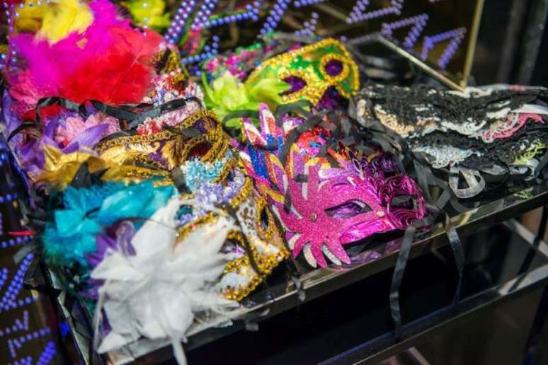 12. Deixe m&aacute;scaras diversas dispon&iacute;veis para os convidados durante toda a festa baile de m&aacute;scaras masculino ou feminino &ndash; Foto: Olhar Atual Filmes