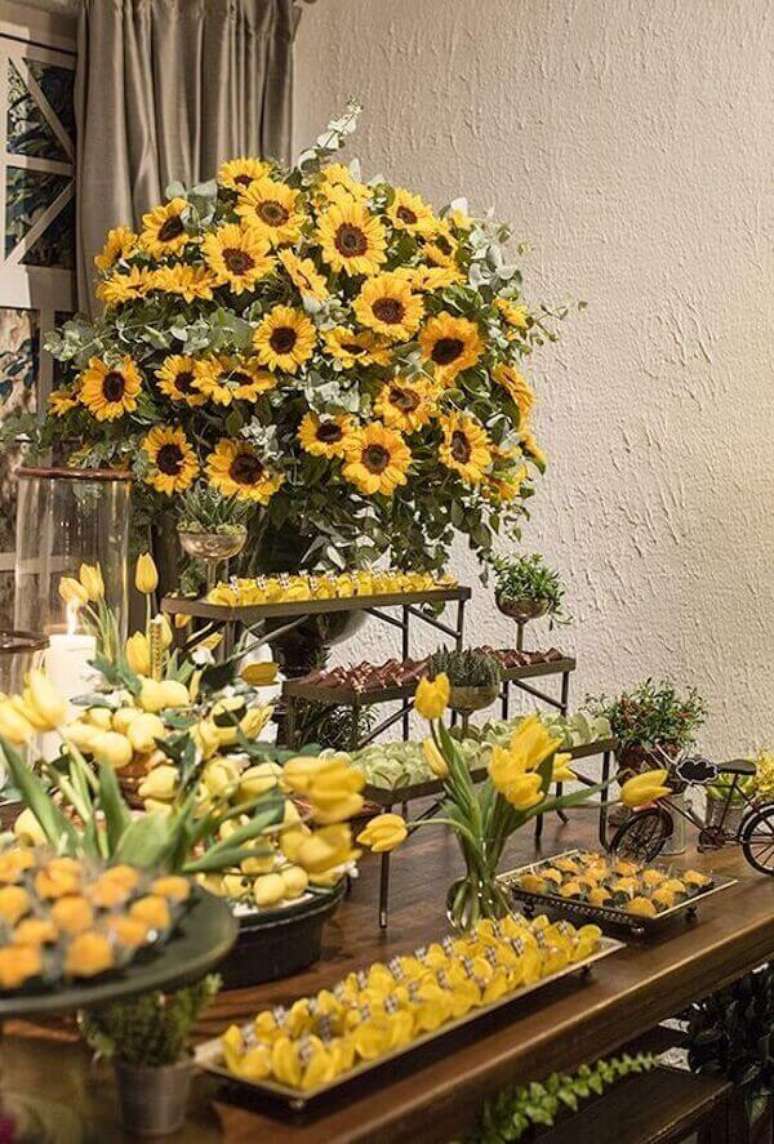 52. Forme um lindo arranjo floral para a mesa do bolo da festa tema girassol. Fonte: Pinterest