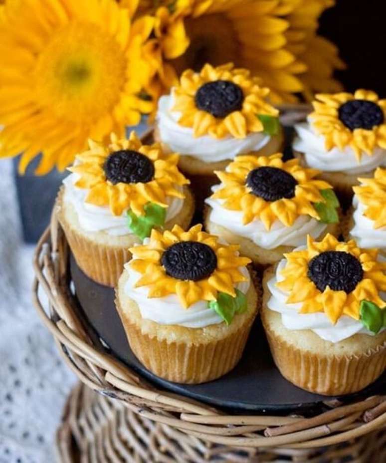 59. Decore os cupcakes da festa tema girassol de forma especial. Fonte: Pinterest