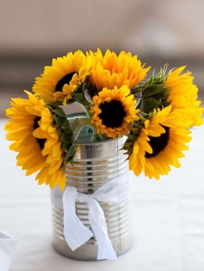 60. Utilize latas de alumínio para decorar a mesa dos convidados da festa tema girassol. Fonte: Casa e Festa