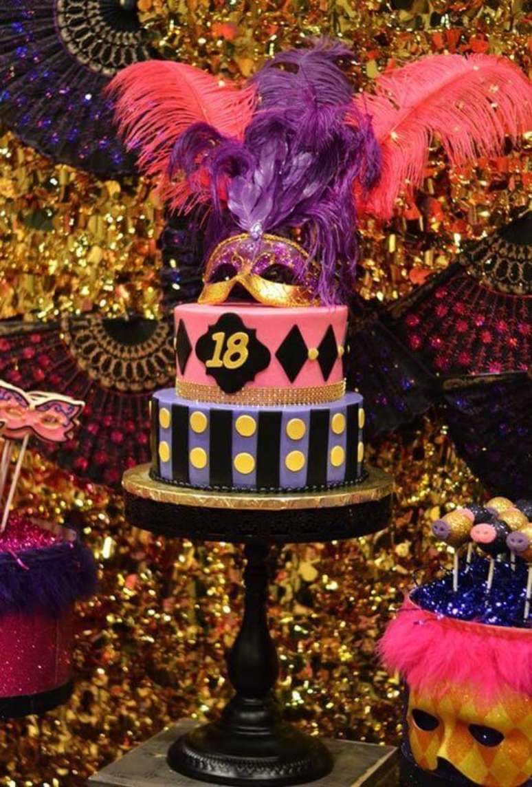 3. Festa baile de máscaras com decoração colorida feita de brilhos e plumas – Via: Decor Fácil