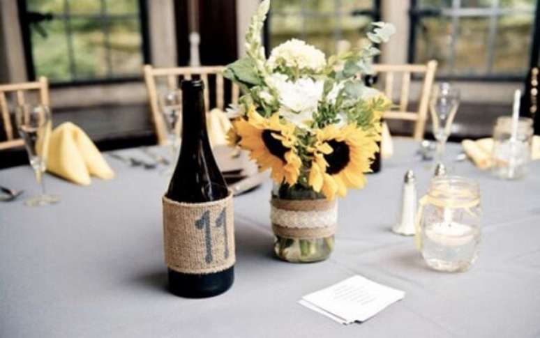 70. Decore a mesa dos convidados com arranjos simples para festa tema girassol. Fonte: Pinterest
