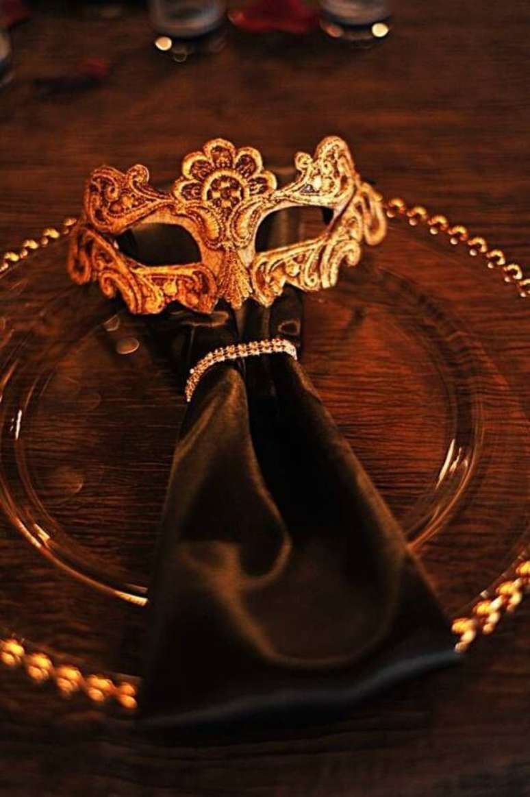 13. Guardanapo para decoração de festa baile de máscaras – Via: Inspired Bride