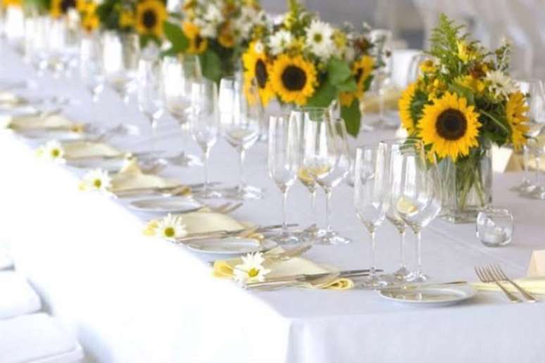54. Os convidados também merecem uma mesa de festa tema girassol decorada. Fonte: Pinterest