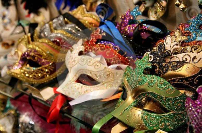 50. Máscaras coloridas e variadas para a festa baile de máscaras – Via: Marcos Santos