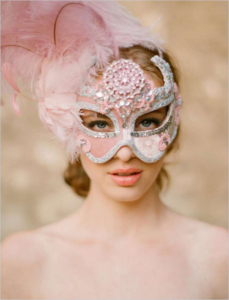 17. Aproveite o baile de máscaras para usar roupas extravagantes e lindas! – Via: Acesso Zero