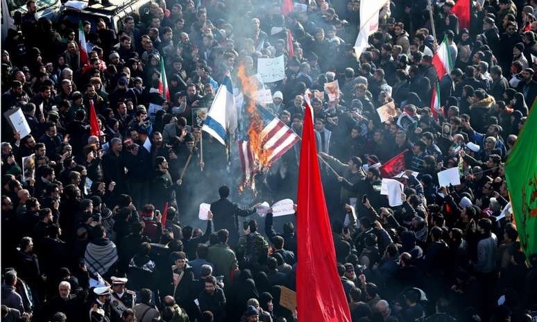 Manifestantes queimam bandeiras de EUA e Israel em protesto no Irã.