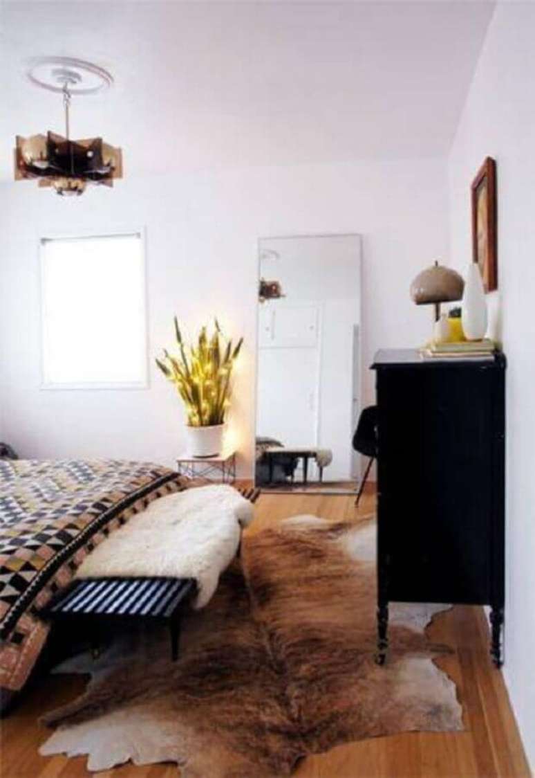 28. Quarto simples decorado com tapete de couro de boi – Foto: Apartment Therapy
