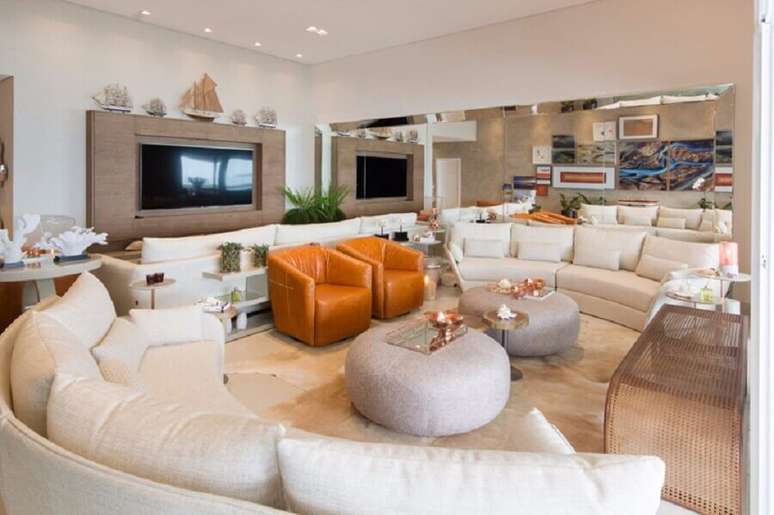 6. O tapete de couro bege &eacute; excelente para decorar ambientes sofisticados &ndash; Foto: Patr&iacute;cia Hagobian