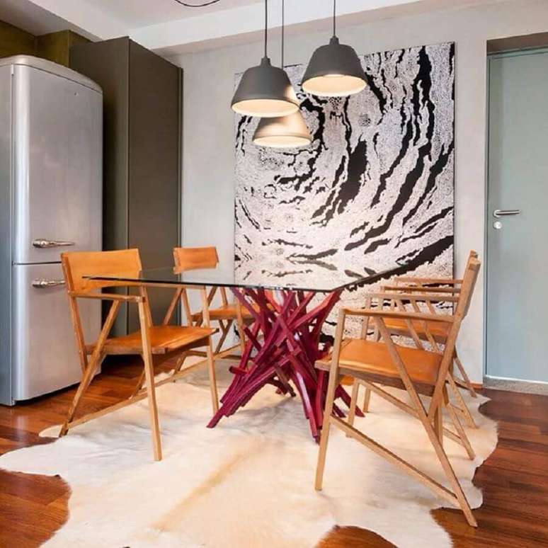 32. Sala de jantar pequena e moderna decorada com mesa de vidro e tapete de couro bege claro – Foto: Denise Barreto
