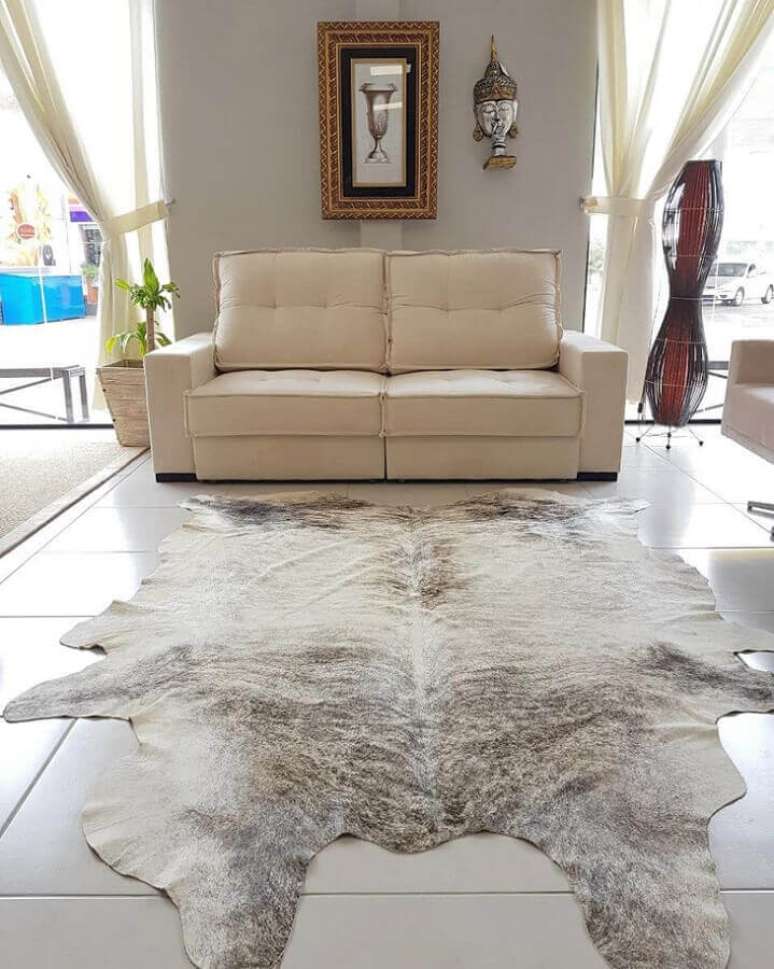 5. O tapete de couro pode dar um acabamento bonito na sua decoração – Foto: AG Estofados & Interiores