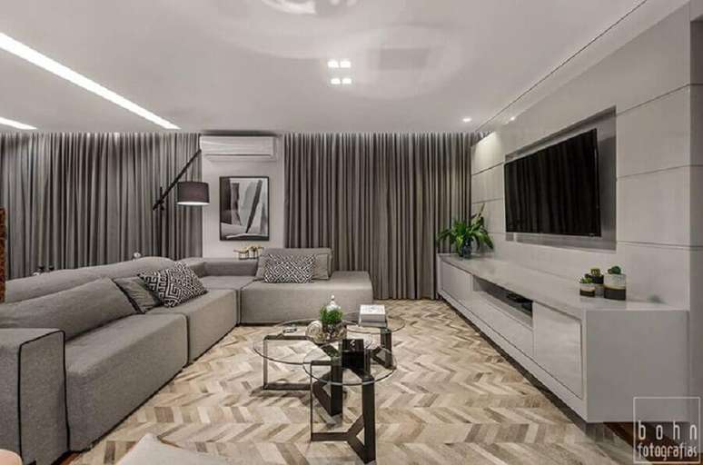 37. Sala moderna e ampla decorada com tapete de couro escama de peixe e sofá cinza – Foto: Bohn Fotografias