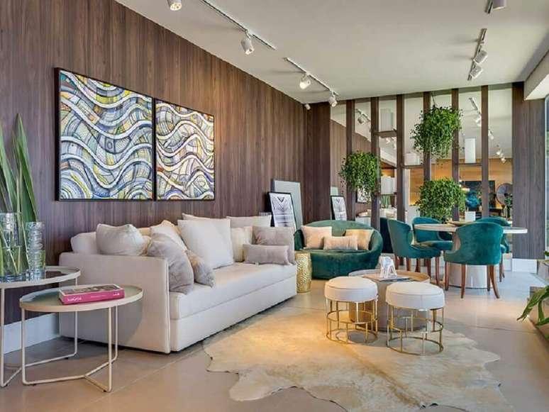 39. Sala sofisticada decorada com sofá branco e tapete de couro bege – Foto: Inove Design