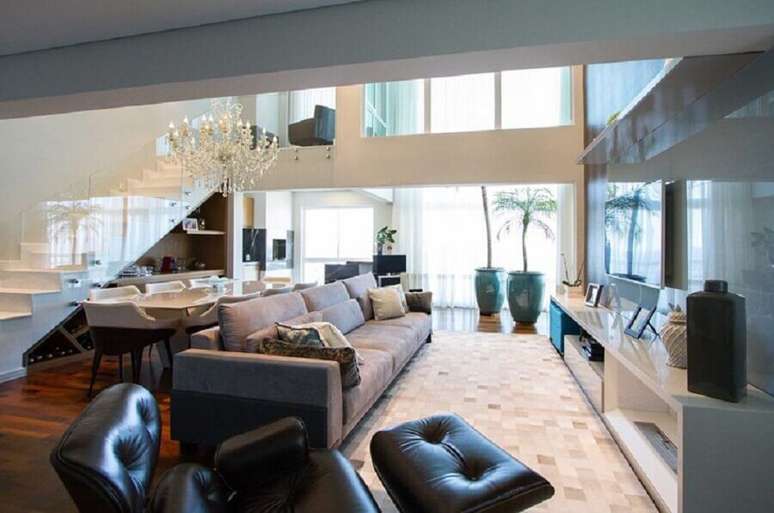 41. Tapete de couro quadriculado bege para decora&ccedil;&atilde;o de sala ampla e moderna com poltrona de couro e sof&aacute; cinza &ndash; Foto: Flavia Bizinelli Arquitetura