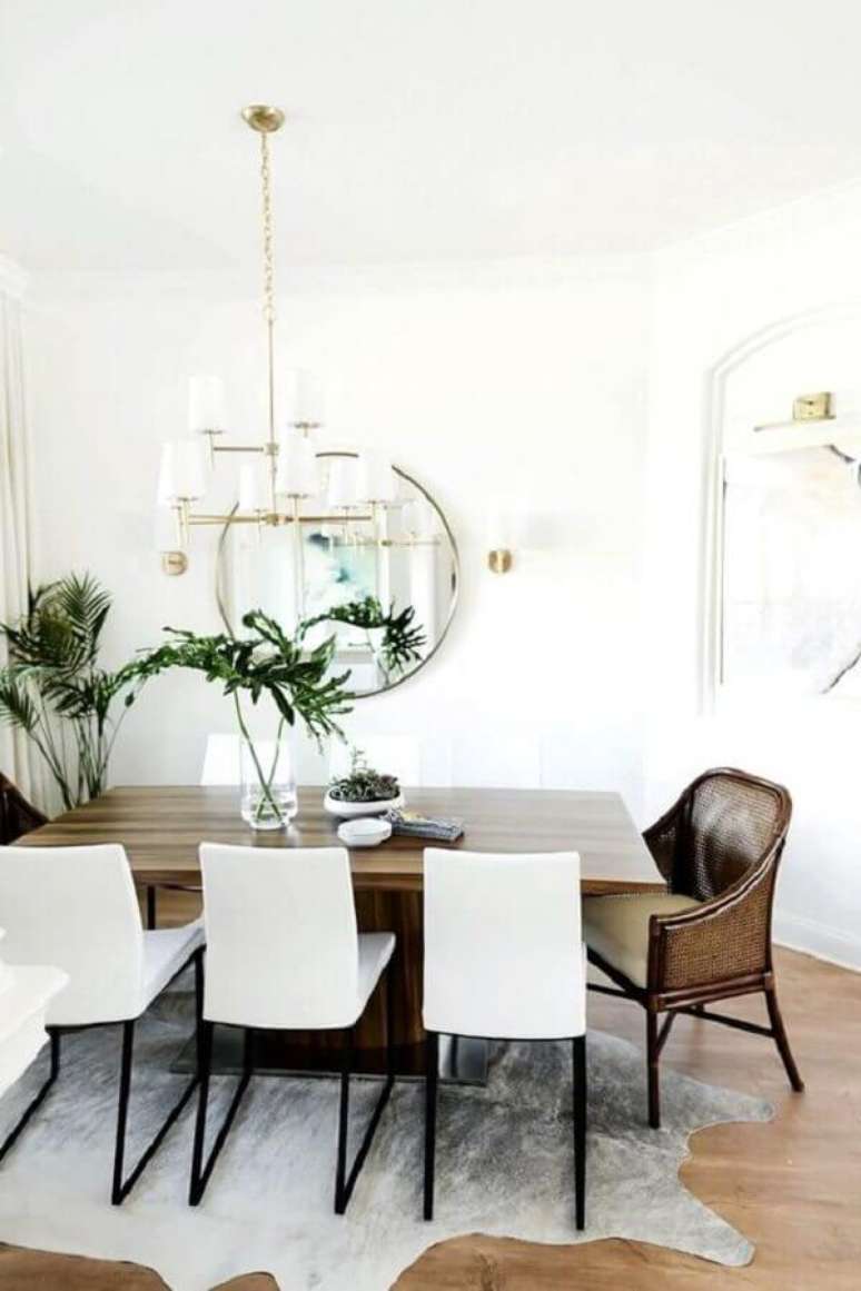 44. Tapete de couro curtido para decoração de sala de jantar com mesa de madeira – Foto: Pinterest