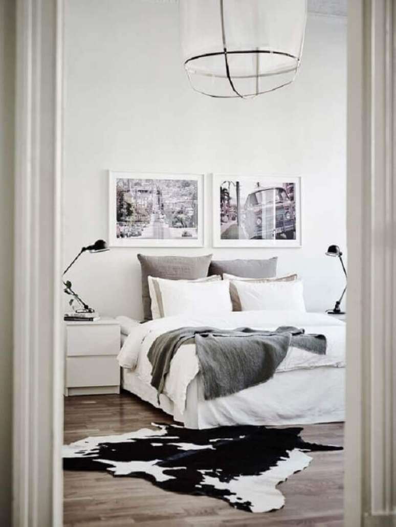 47. Tapete de couro de boi para quarto de casal preto e branco decorado – Foto: Planete-Deco