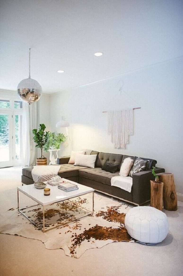 48. Tapete de couro para sala simples decorada com sofá cinza e mesa de centro quadrada – Foto: PopSugar