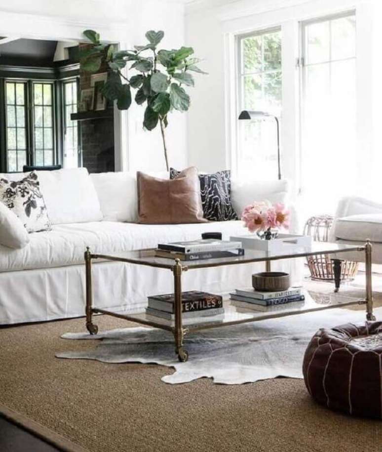 58. Tapete de couro para sala decorada com sofá branco – Foto: Pinterest