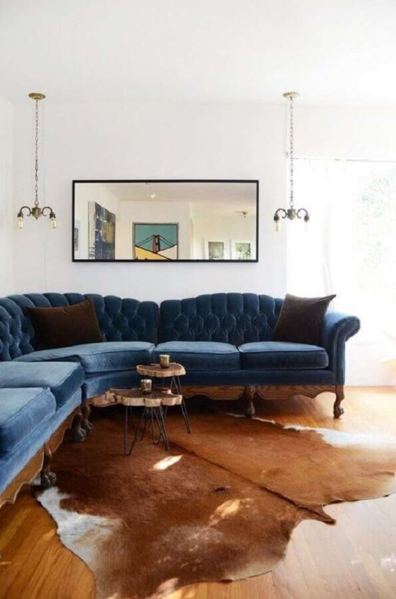 59. Tapete de couro para sala decorada com sofá de canto azul – Foto: Apartment Therapy