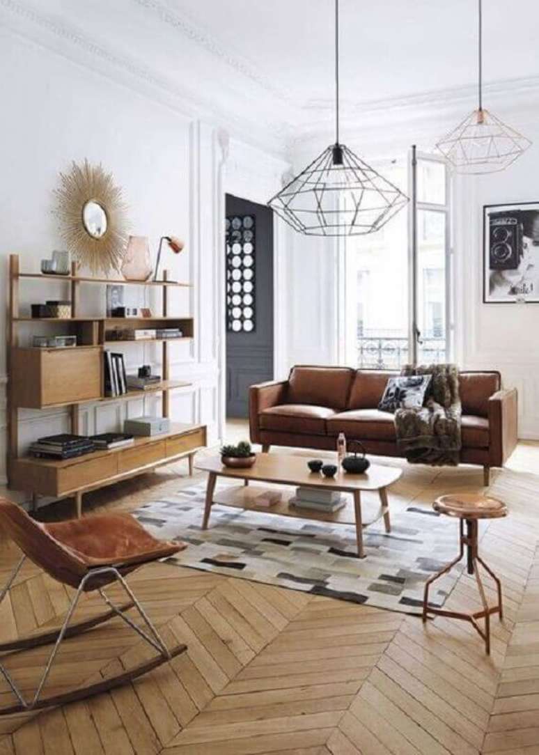 60. Tapete de couro para sala simples decorada com estante de madeira e sofá marrom – Foto: HomeDeco