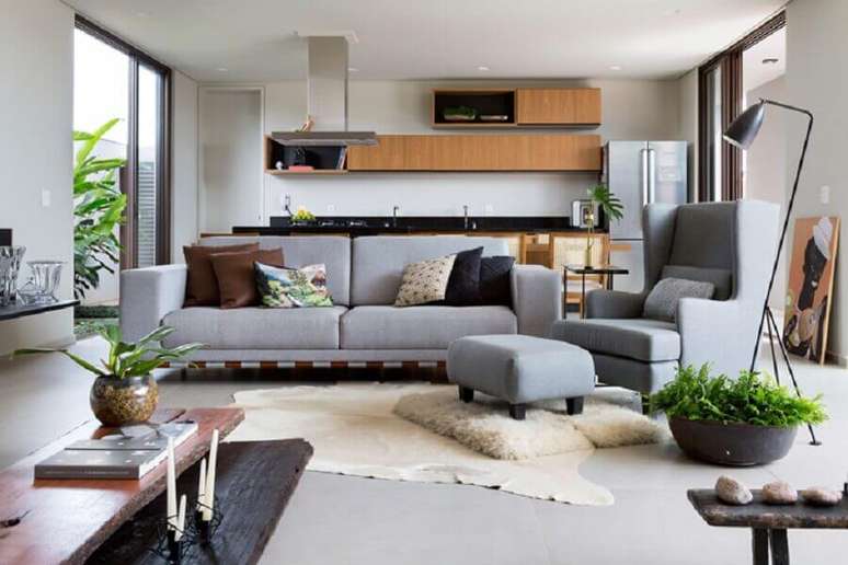 62. Tapete de couro para sala moderna decorada com sofá cinza – Foto: Tria Arquitetura
