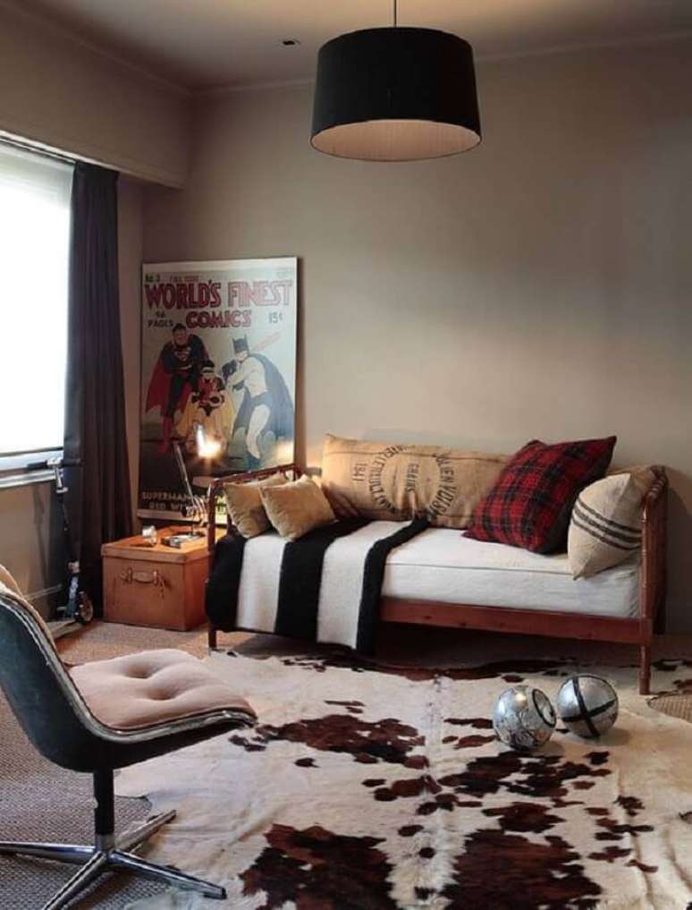 63. Tapete de couro para sala simples decorada com sofá de madeira – Foto: HomeAdore