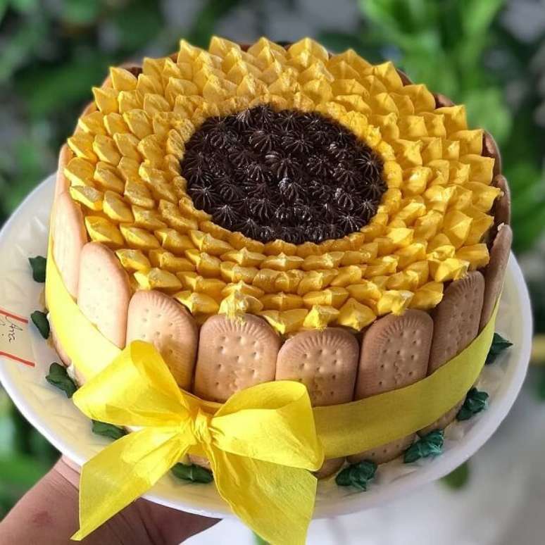 74. Utilize biscoitos de maisena para formar um lindo bolo festa tema girassol. Fonte: Pinterest