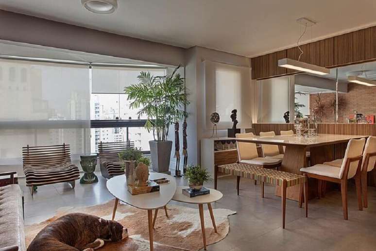 67. Varanda decorada com tapete de couro de boi &ndash; Foto: Est&uacute;dio F &ndash; F&aacute;bio Taross