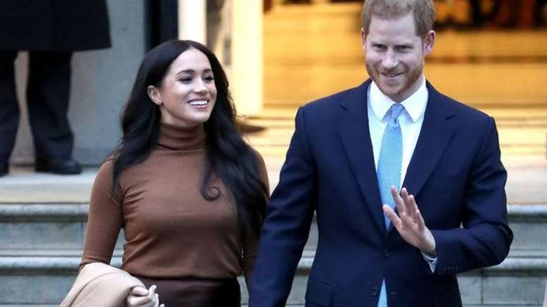 Os duques de Sussex, Harry e Meghan Markle, comunicaram sua decisão de 'dar um passo atrás' na quarta-feira