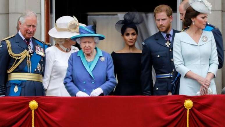 A família real nomeia conselheiros que podem desempenhar algumas das funções da rainha em caso de indisposição