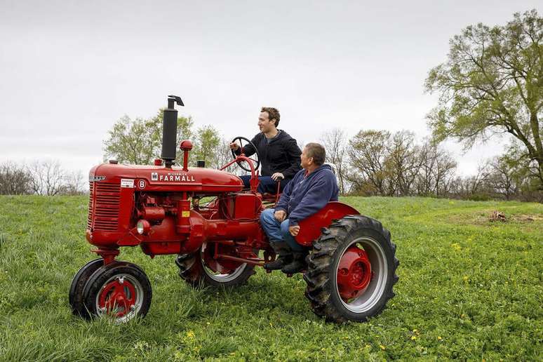 Em Blanchardville, Wisconsin, Zuckerberg almoçou com uma família de fazendeiros e andou de trator