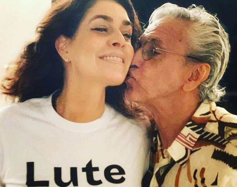 Paula Lavigne publicou uma foto junto com o marido, o cantor Caetano Veloso, para anunciar que terá o primeiro neto