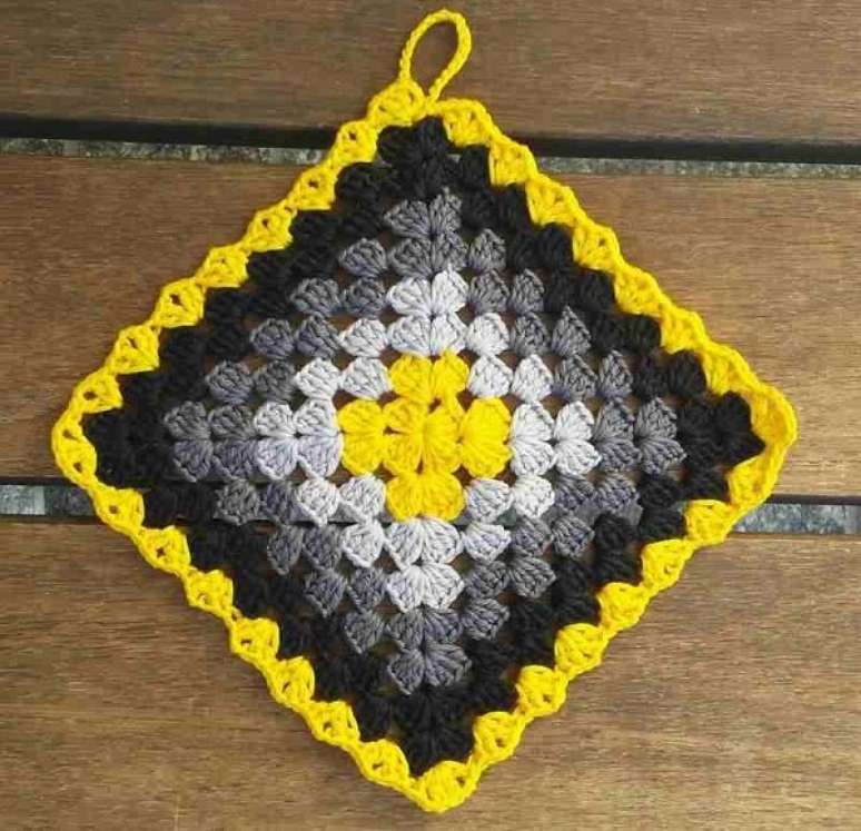 17. Invista em descansos de panela de croch&ecirc; quadrado. Fonte: Como Fazer Artesanato