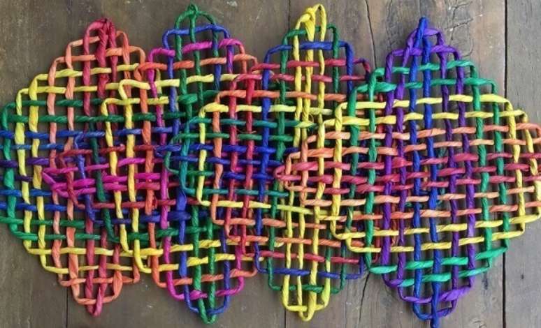 6. Descanso de panela de palha colorido em formato quadrado. Fonte: Pinterest
