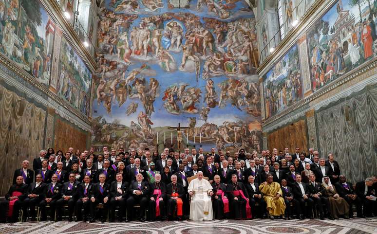 Papa Francisco posa para foto com diplomatas na Capela Sistina, no Vaticano
09/01/2020
REUTERS/Remo Casilli/Pool