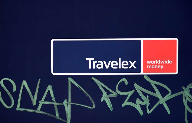 Pixação é mostrada próximo de logotipo da Travelex, em agência da empresa em Londres. 8/1/2020. REUTERS/Toby Melville 