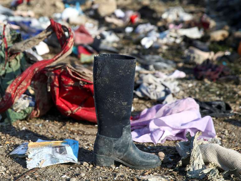 Pertences de passageiros após queda de avião nos arredores de Teerã
08/01/2020 Nazanin Tabatabaee/WANA (West Asia News Agency) via REUTERS