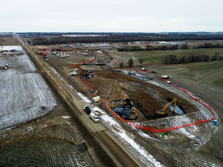 &Oacute;leo derramado de uma se&ccedil;&atilde;o do oleoduto Keystone &eacute; visto no condado de Walsh, Dakota do Norte, EUA. 08/11/2019. REUTERS/DroneBase