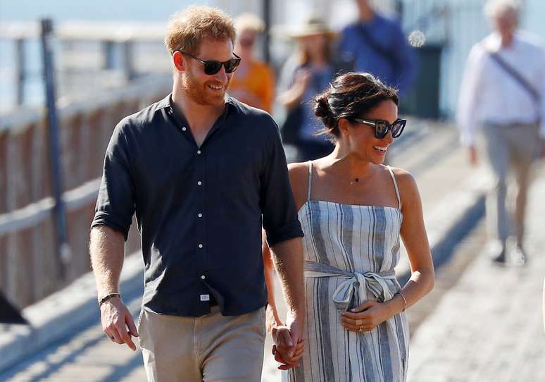 Príncipe Harry e a esposa, Meghan, caminham durante passeio em cidade de Queensland, na Austrália
22/10/2018
REUTERS/Phil Noble/File Photo