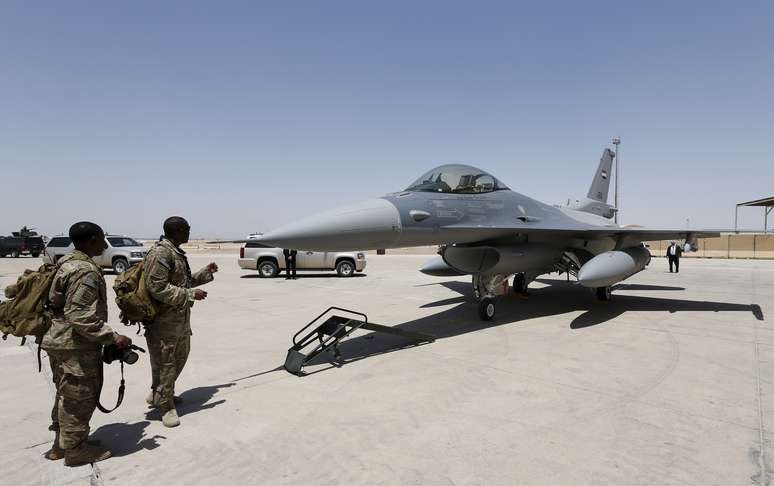 Militares norte-americanos obsevam jato F-16 na base em Balad
20/07/2015
REUTERS/Thaier Al-Sudani