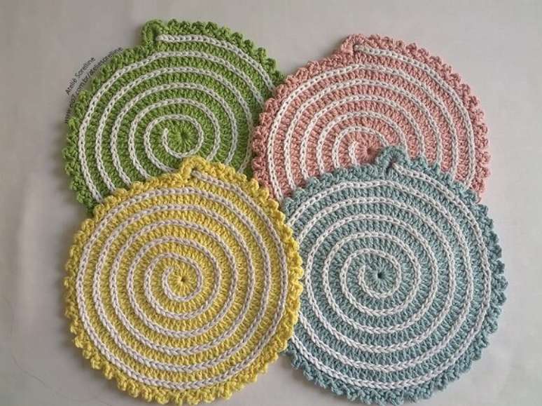 22. Descansos de panela de crochê com desenho espiral. Fonte: Elo7