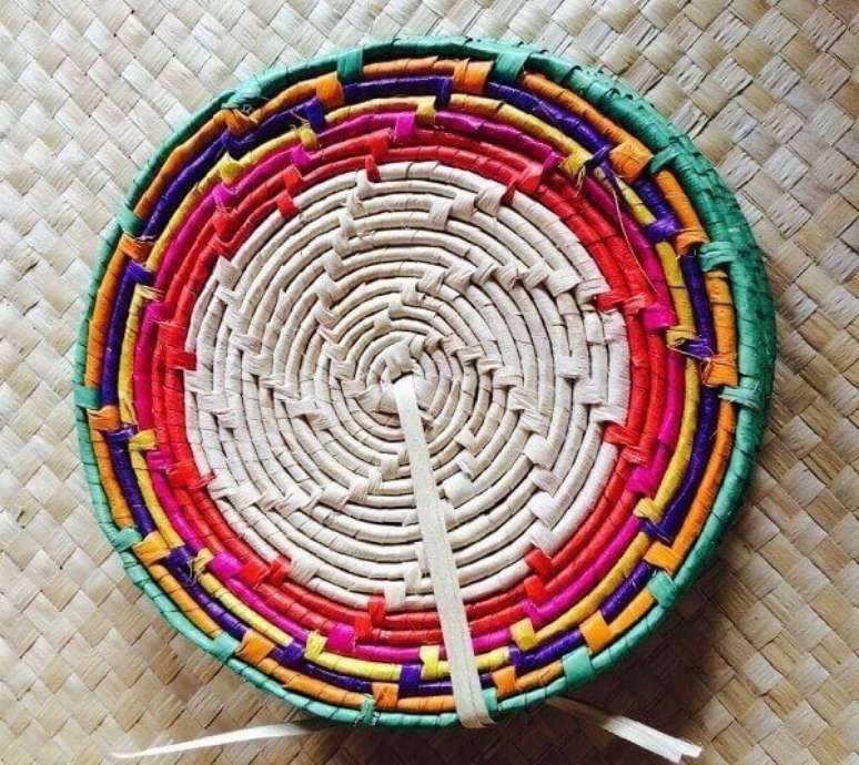 37. Descanso de panela feito de palha de carnaúba com borda colorida. Fonte: Nordeste Artesanatos