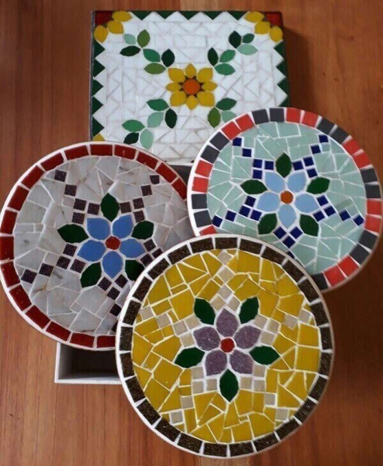 32. Descansos de panela feitos com mosaico. Fonte: Pinterest