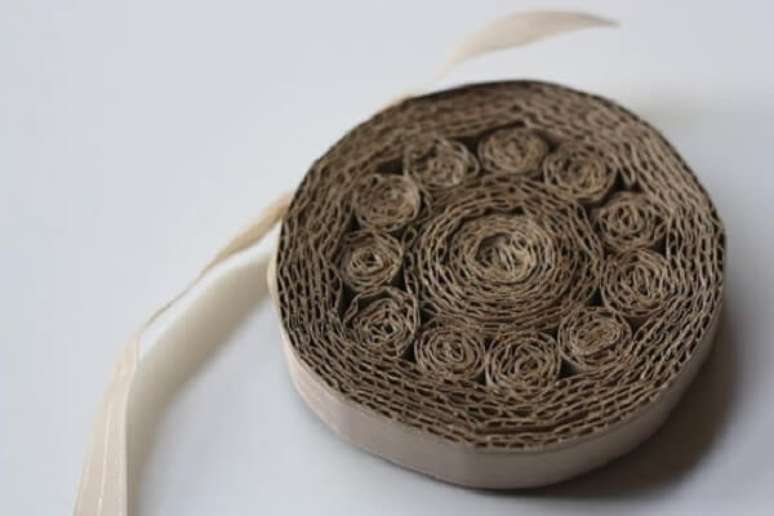 11. Como fazer descanso de panela de papel&atilde;o. Fonte: Como Fazer em Casa