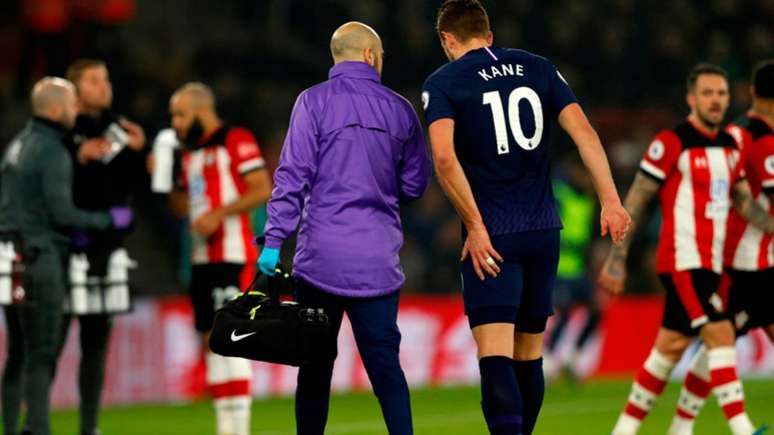 Harry Kane sai lesionado de jogo contra o Southampton (Foto: ADRIAN DENNIS / AFP)