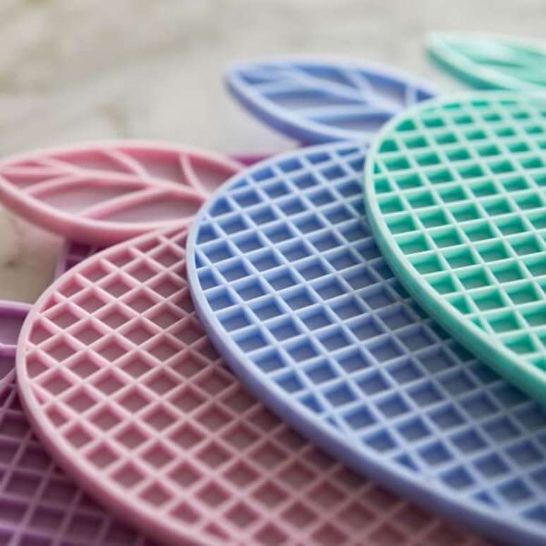 4. Traga vida para a cozinha usando modelos de descanso de panela silicone colorido. Fonte: Kiero