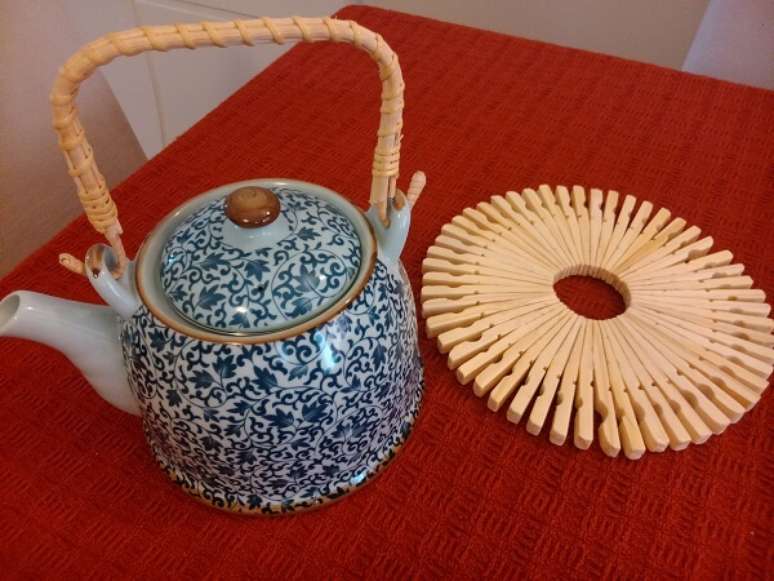 25. Descanso de panela de madeira engenhoso feito com pregadores de roupa. Fonte: Elo7