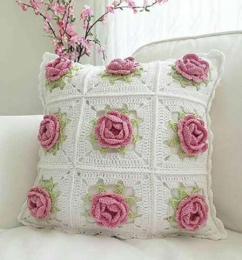 10. Almofadas com rosas de crochê são charmosas e dão um toque delicado na decoração – Foto: Revista Artesanato