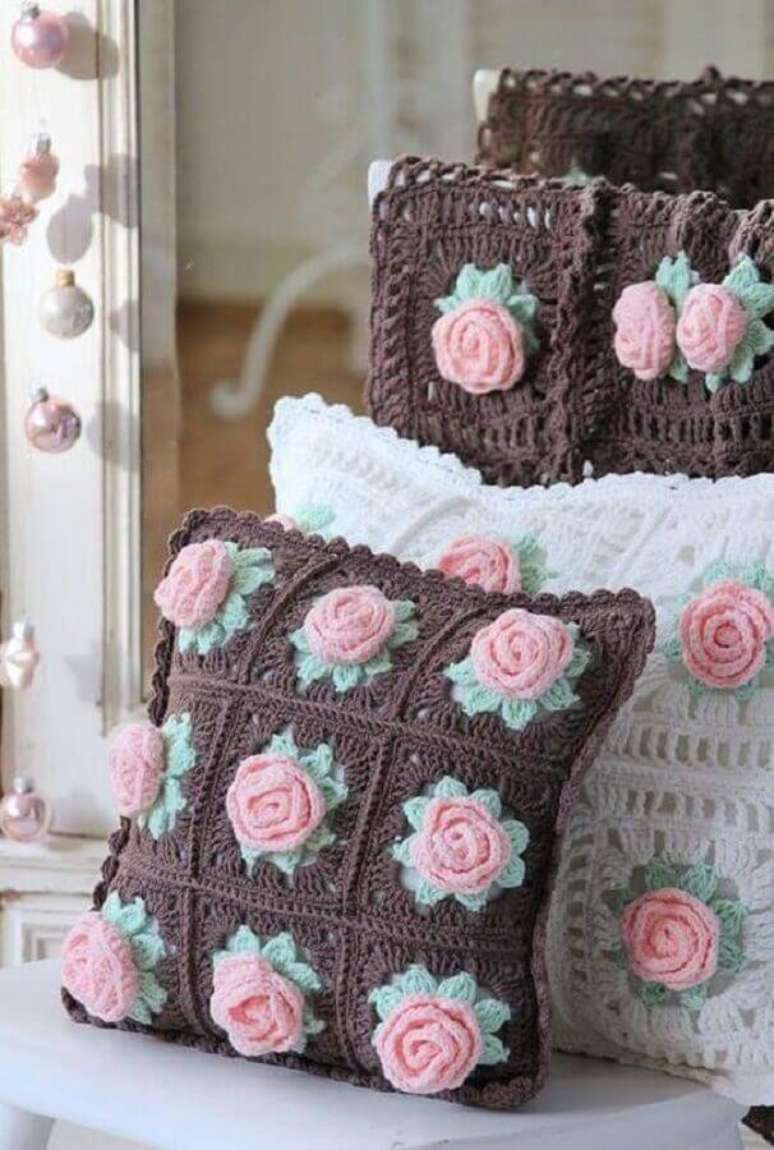 11. Lindos modelos de almofadas com rosas de crochê super delicadas – Foto: Pinosy